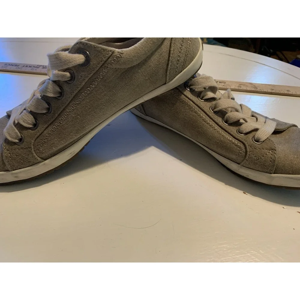 Taos Star Women's 7.5 Canvas Sneakers Lace Up Comfort Shoes Taupe Khaki Casual